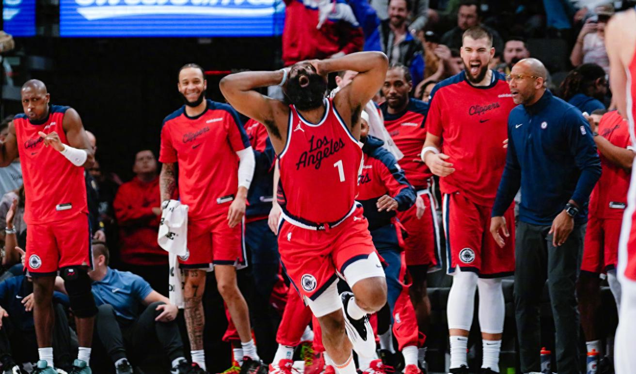 爱游戏app下载-败北首场状态出色，快船观众沸腾！，哈登重返赛场赛场气氛高涨(哈登是怎么打球的)